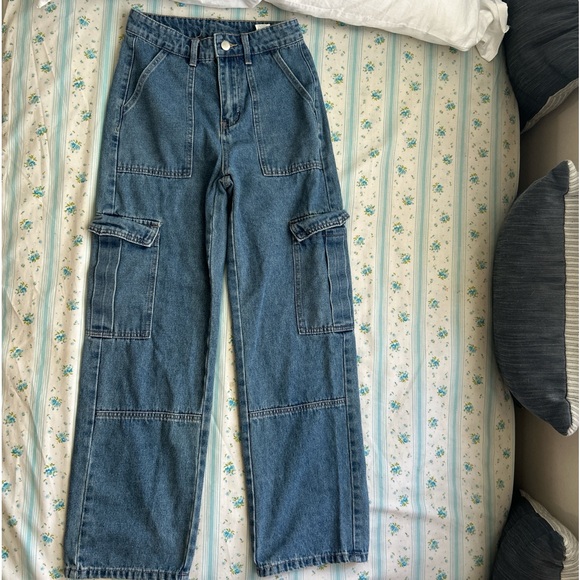 High waisted, cargo jeans - super comfy and perfect for summer! - Picture 6 of 10